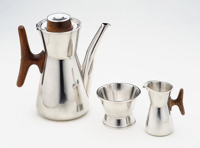Coffee pot, sugar bowl and cream jug by Tapio Wirkkala for Kultakeskus, 1959 (Photo Timo Syrjänen, Courtesy Grassi Museum for Applied Arts, Leipzig)