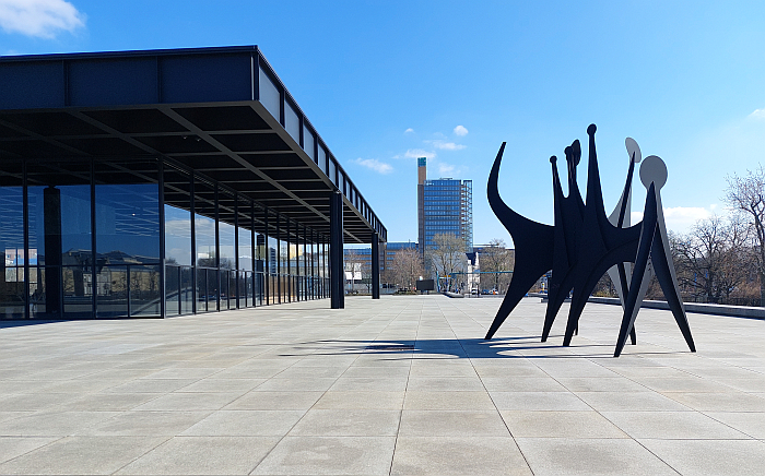 Têtes et Queue by Alexander Calder from 1965 next to the 1968 Neue Nationalgalerie, Berlin, by Ludwig Mies van der Rohe